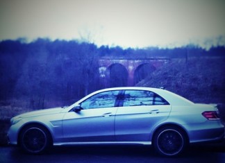 Pilotaż samochodów bojowych, czyli oswajamy Mercedesa E63 sAMG.