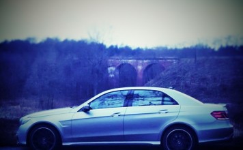 Pilotaż samochodów bojowych, czyli oswajamy Mercedesa E63 sAMG.